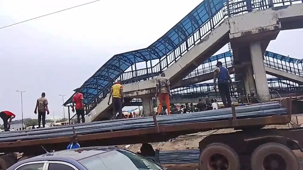 Steel rods arriving on the truck